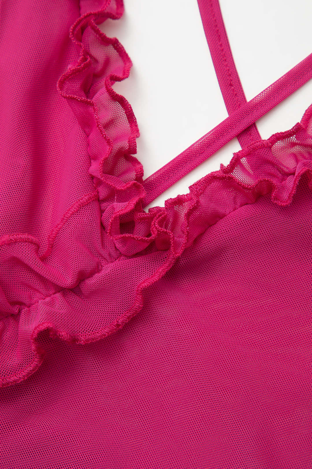Mini-Kleid mit transparentem Netzstoff, Rüschensaum, asymmetrischem Schnitt und überkreuztem Rückenausschnitt