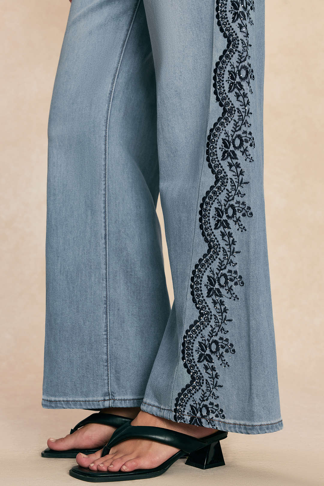 Jeans mit geradem Bein und Stickerei