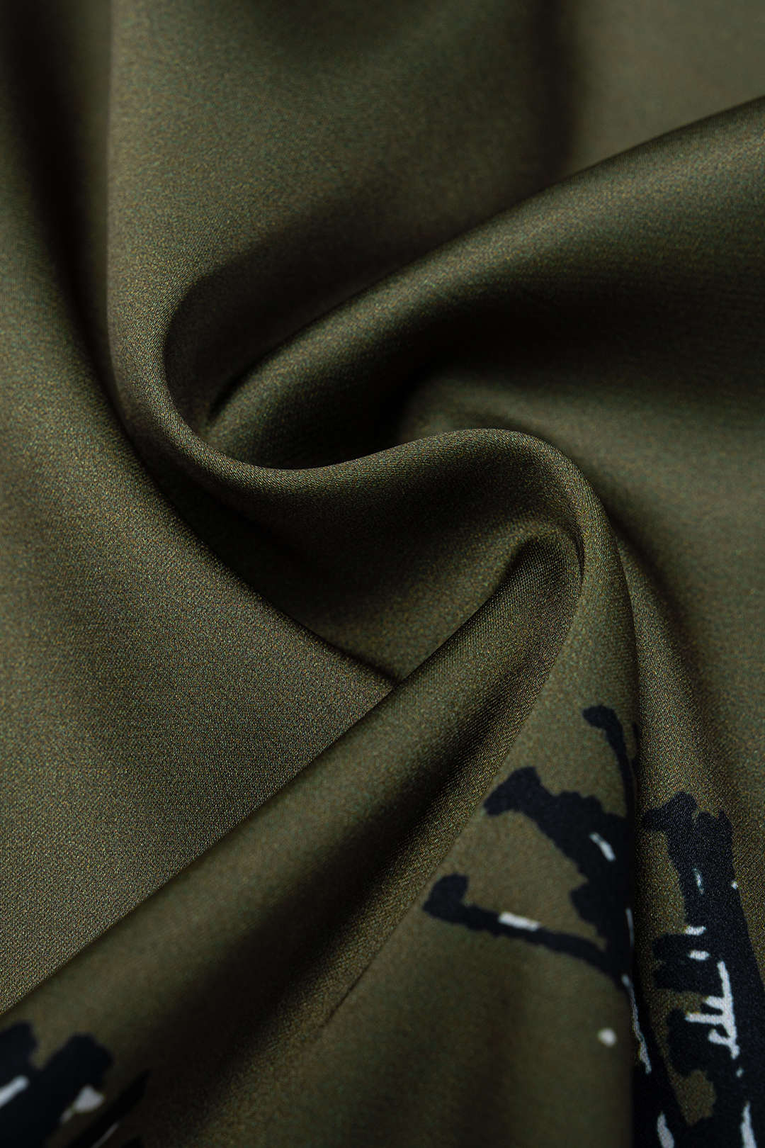 Hose mit Blättern, Kontrastdruck, Satin, gesmoktem Bund und weitem Bein