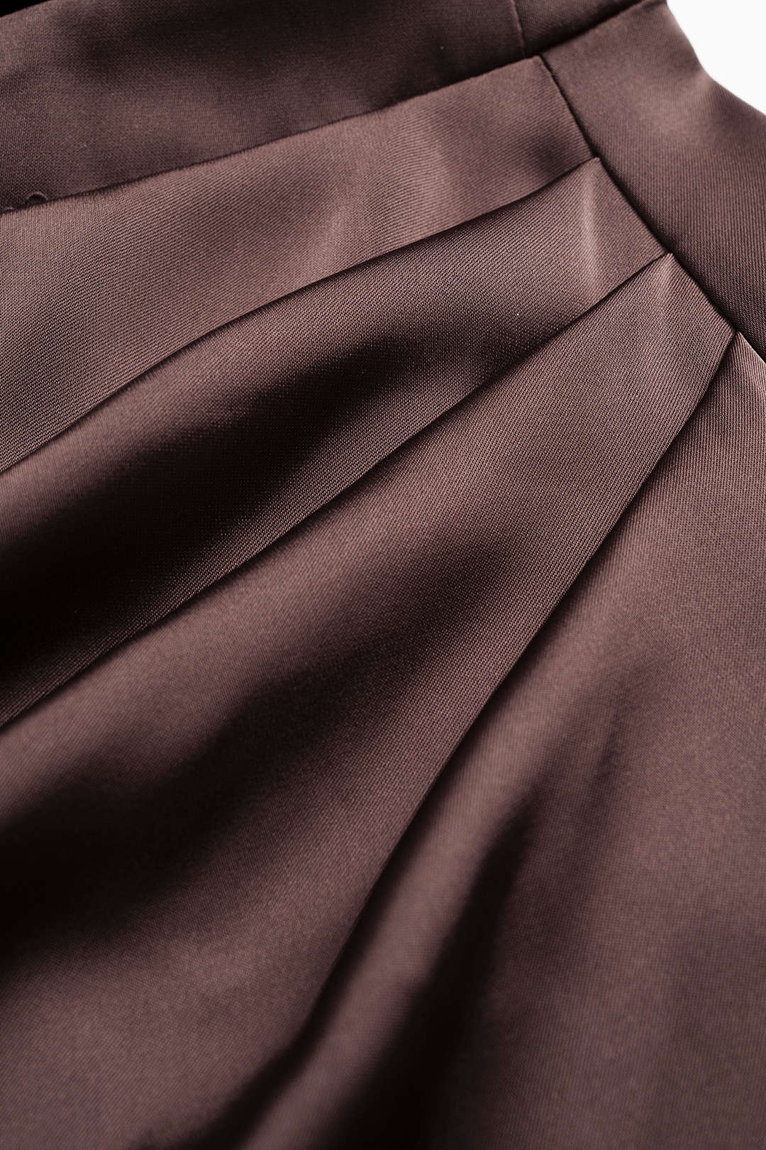 Satin-Minikleid mit asymmetrischem Ausschnitt und langen Ärmeln