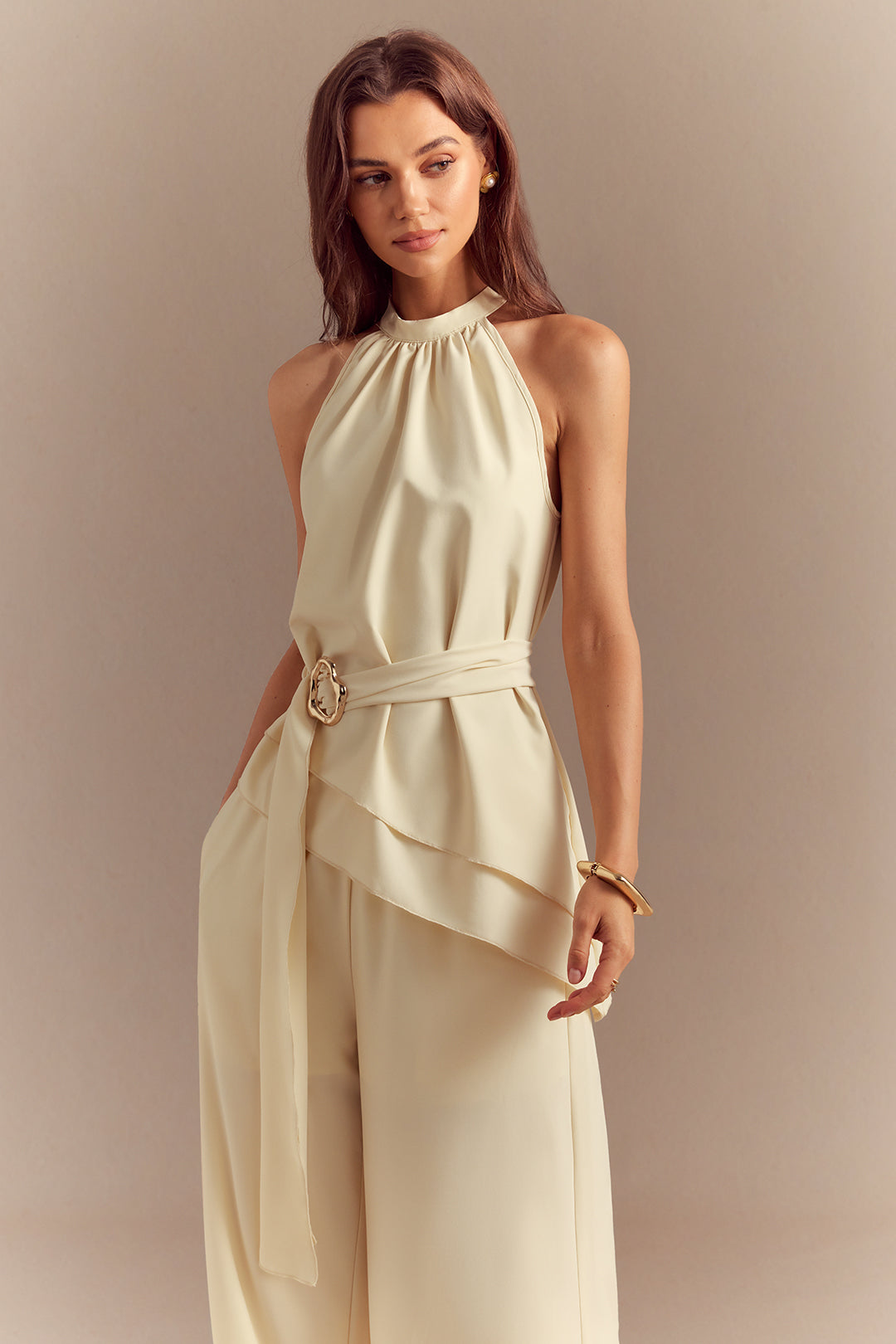 Rundhals-Tanktop mit Gürtel, asymmetrischem Saum und Hose mit geradem Bein Set