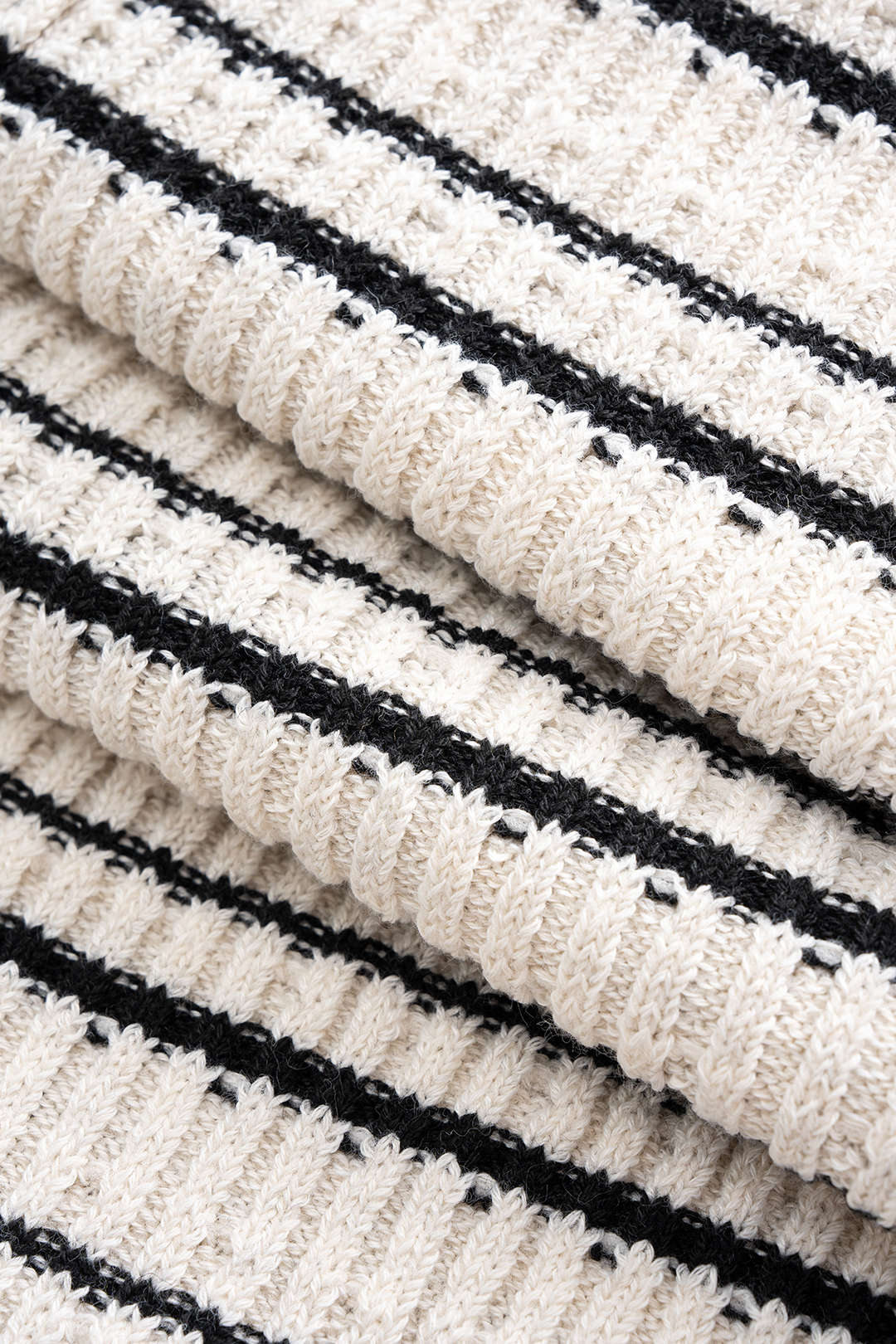 Gestricktes ärmelloses Midi-Kleid mit V-Ausschnitt, Streifenmuster und Kontrastdetails