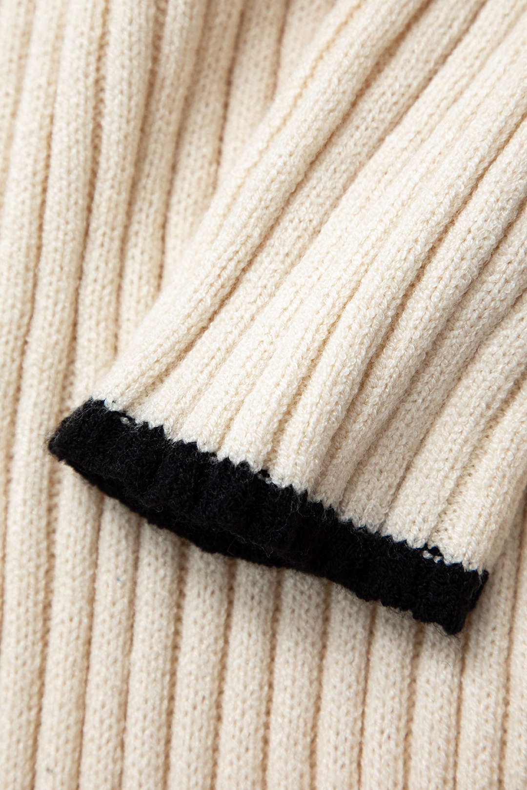 Robe longue en maille à manches longues avec boutons au col