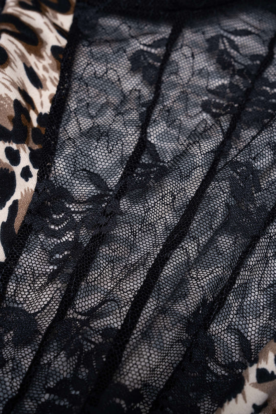 Ärmelloser Body mit Leopardenmuster und transparenter Spitze