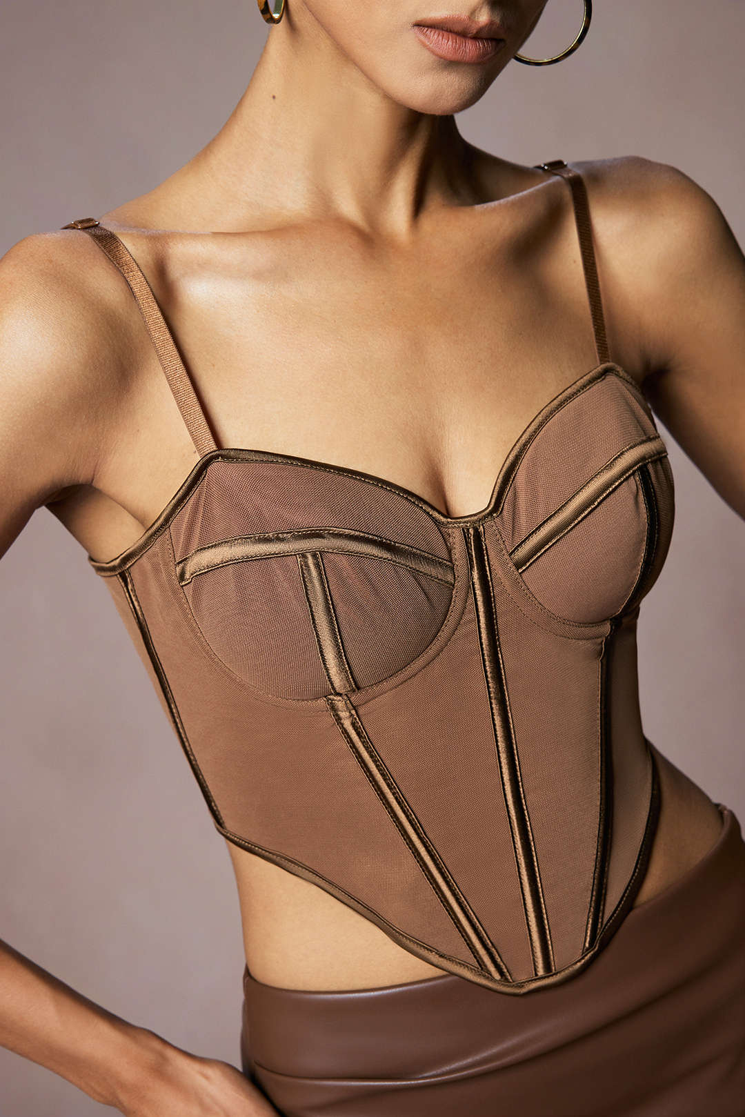 Haut caraco à lacets en maille corsetée