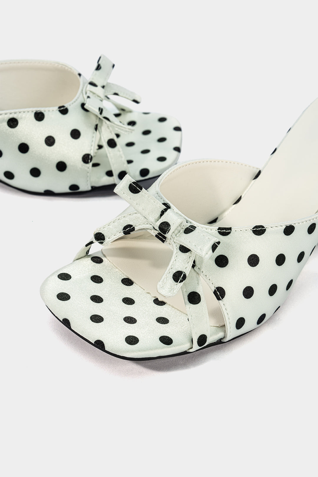 Punkte Schleife offene Zehensandalen