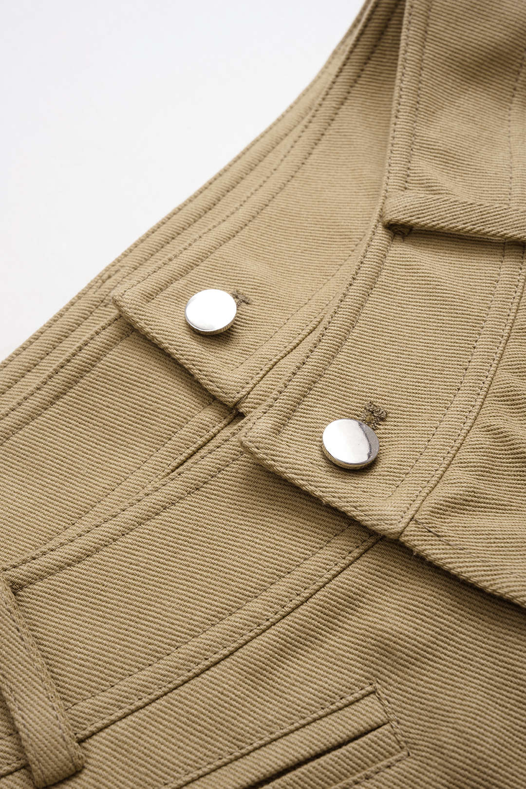 Hose mit doppeltem Bund und Cut-Out-Taschen