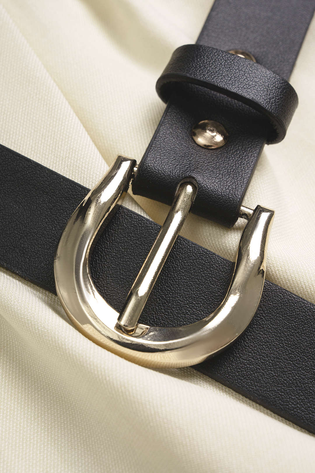 Ärmelloser Jumpsuit mit Gürtel und asymmetrischem Schnitt