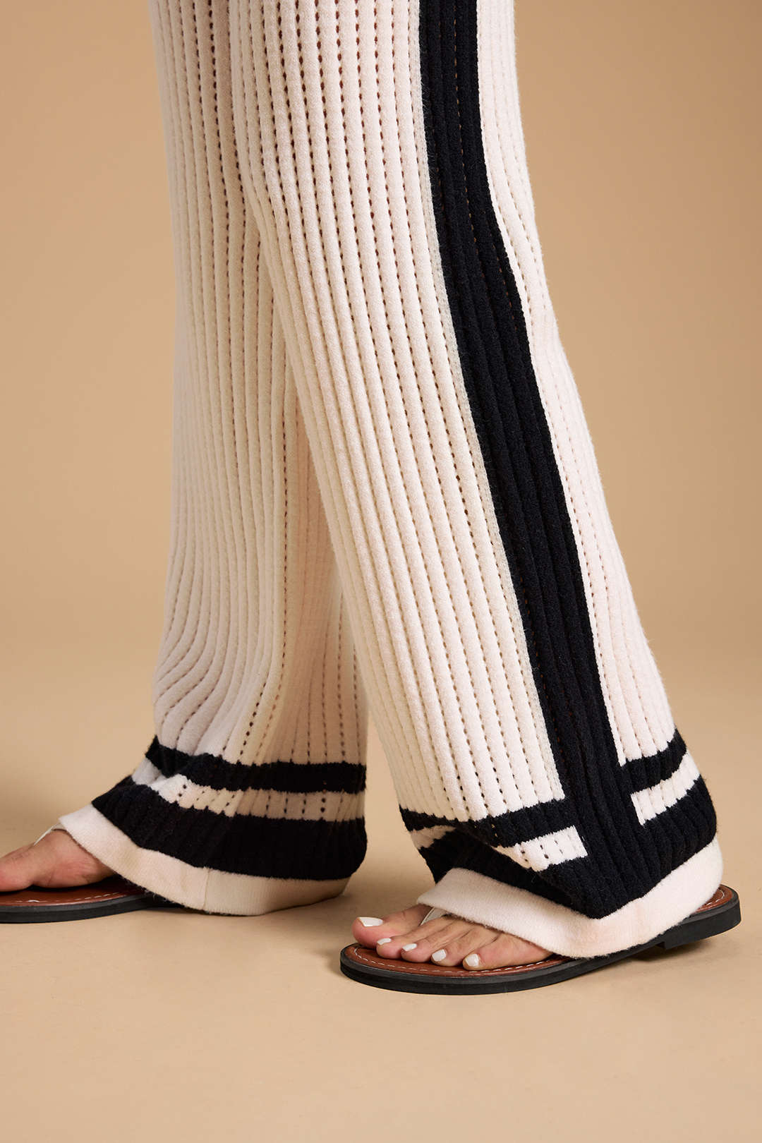 Set aus Oberteil mit offenem Strick und Reverskontrast sowie Hose mit weitem Bein und Kordelzug