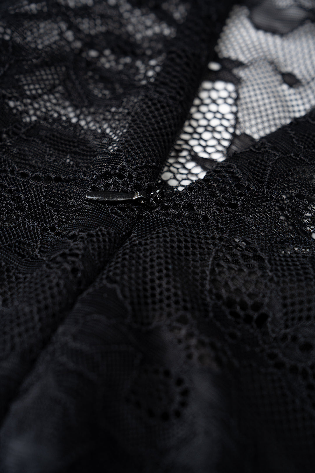 Maxikleid mit Spitzen-Stehkragen, Raffung und Langarm-Schlitz