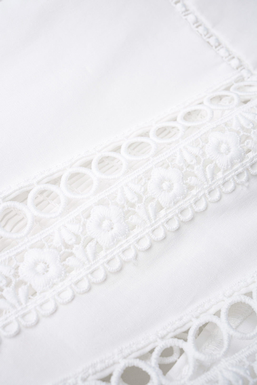 Mini-robe sans manches froncée à découpes et bordures en dentelle
