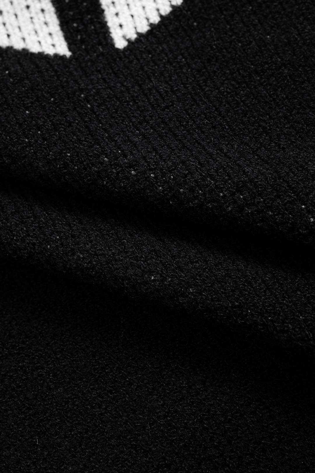 Strick-Top mit geometrischem Muster, schräger Schulter und langen Ärmeln