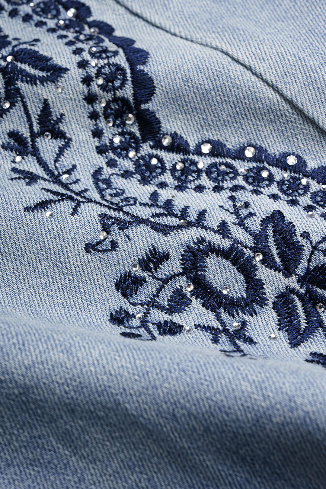 Jeans mit geradem Bein und Stickerei