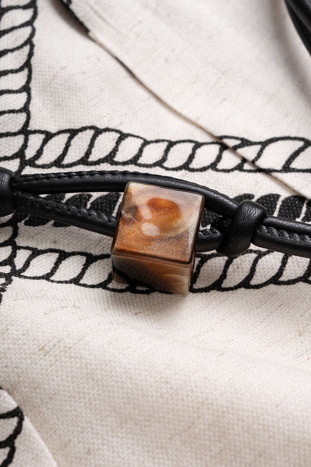 Shorts mit geometrischem Kettendruck und weitem Bein mit Gürtel