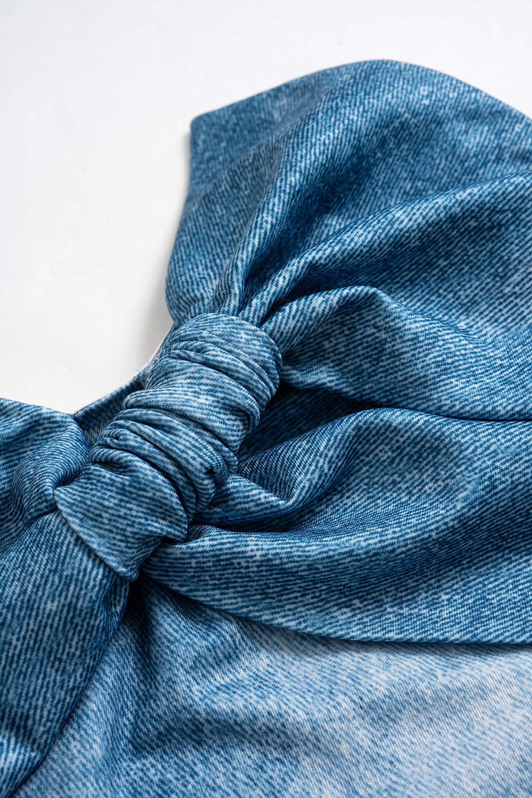 Haut bandeau torsadé asymétrique en jean imprimé