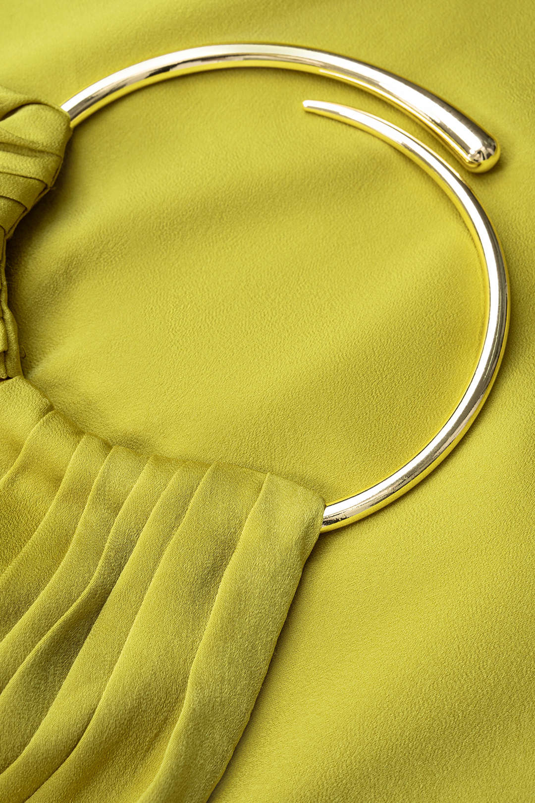 Metallic-Satin-Minikleid mit V-Ausschnitt und Raffungen ohne Ärmel