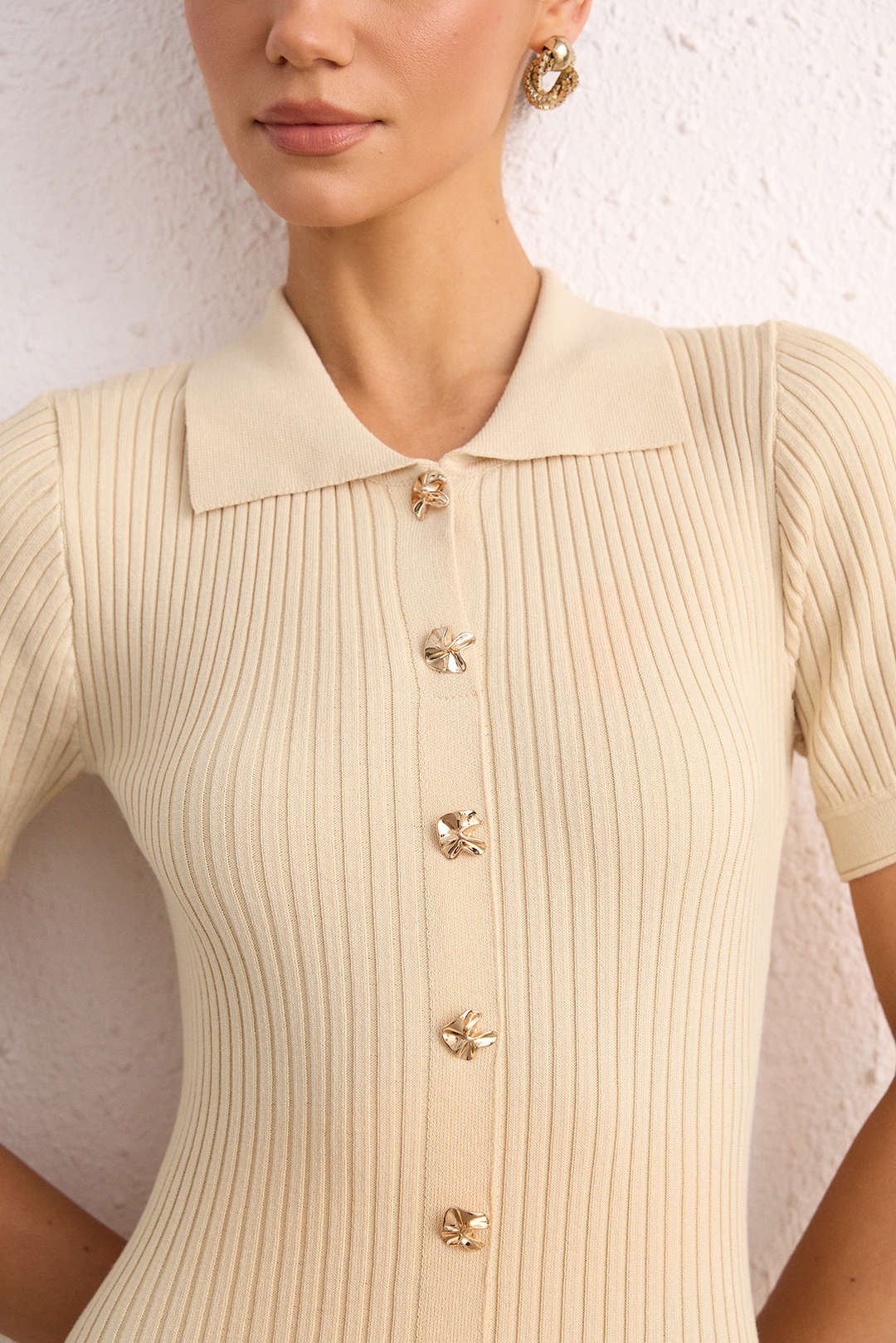 Robe midi à manches courtes en maille métallisée boutonnée