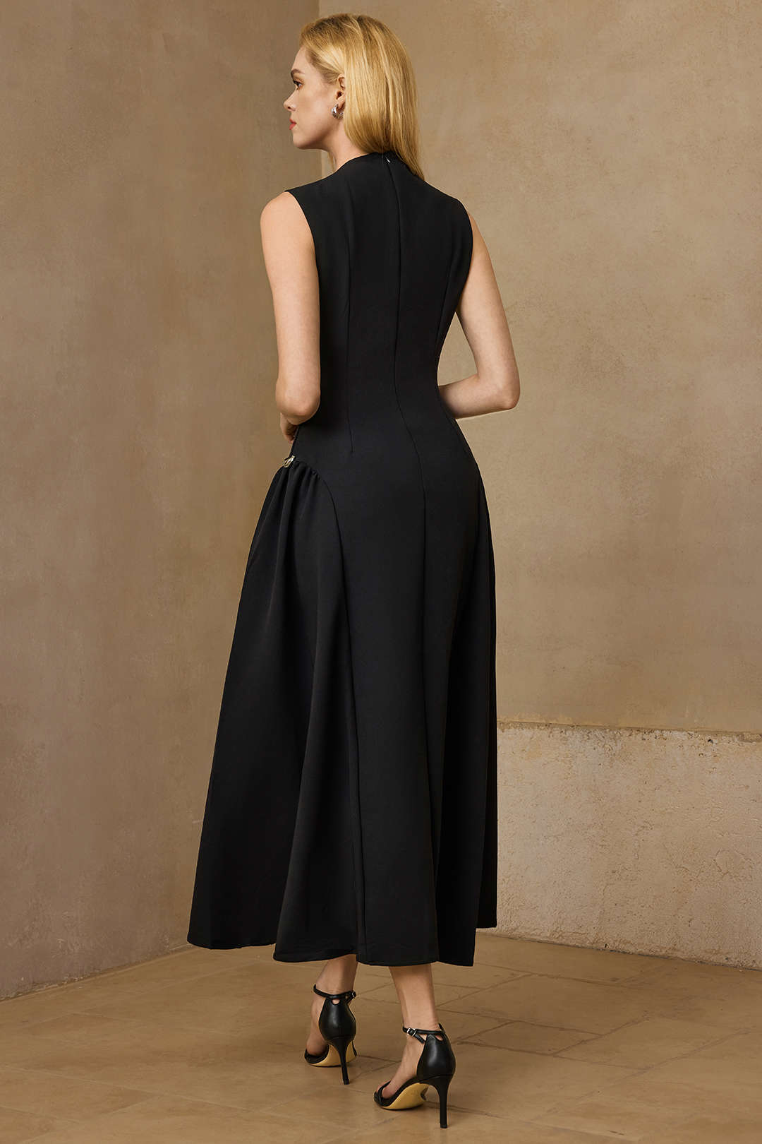 Robe longue sans manches à glissière et décorations métalliques