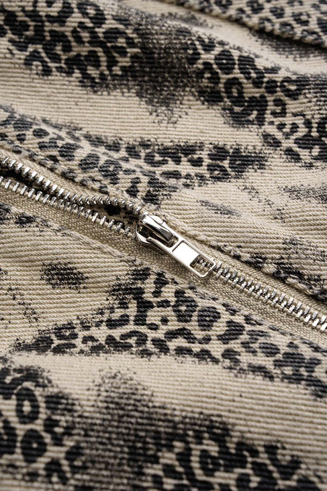 Trägerloses Tube-Top aus Denim mit Leopardenmuster und Reißverschluss