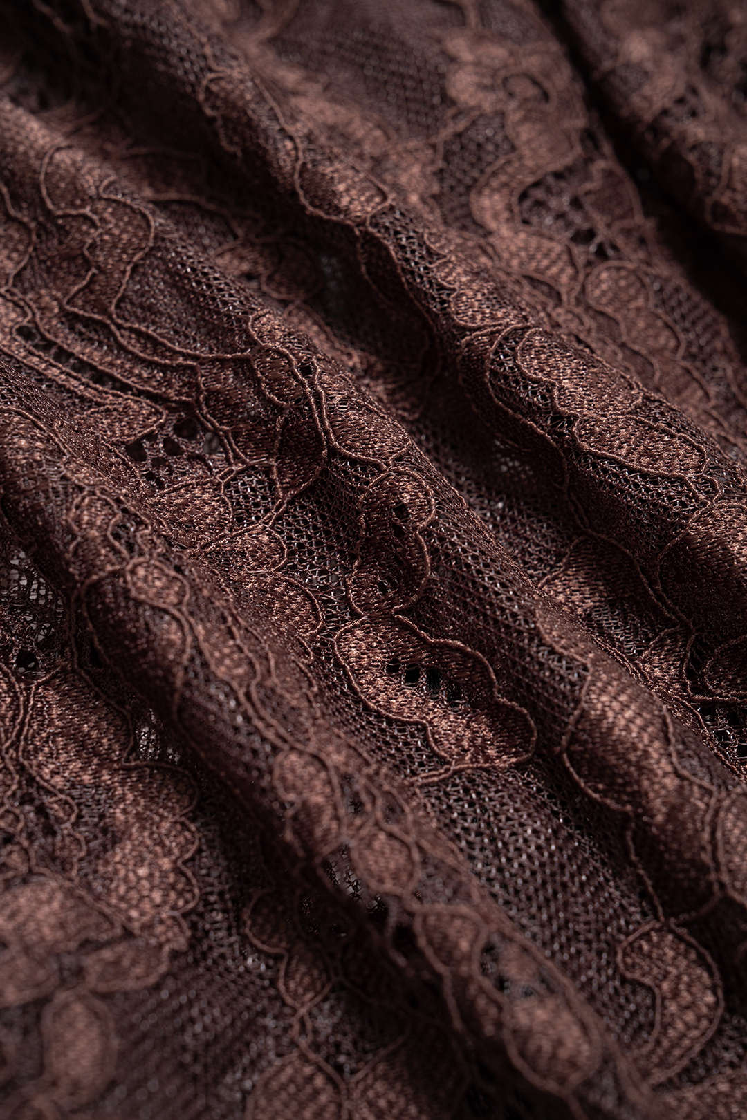 Mini-robe froncée à manches courtes en dentelle transparente et col montant
