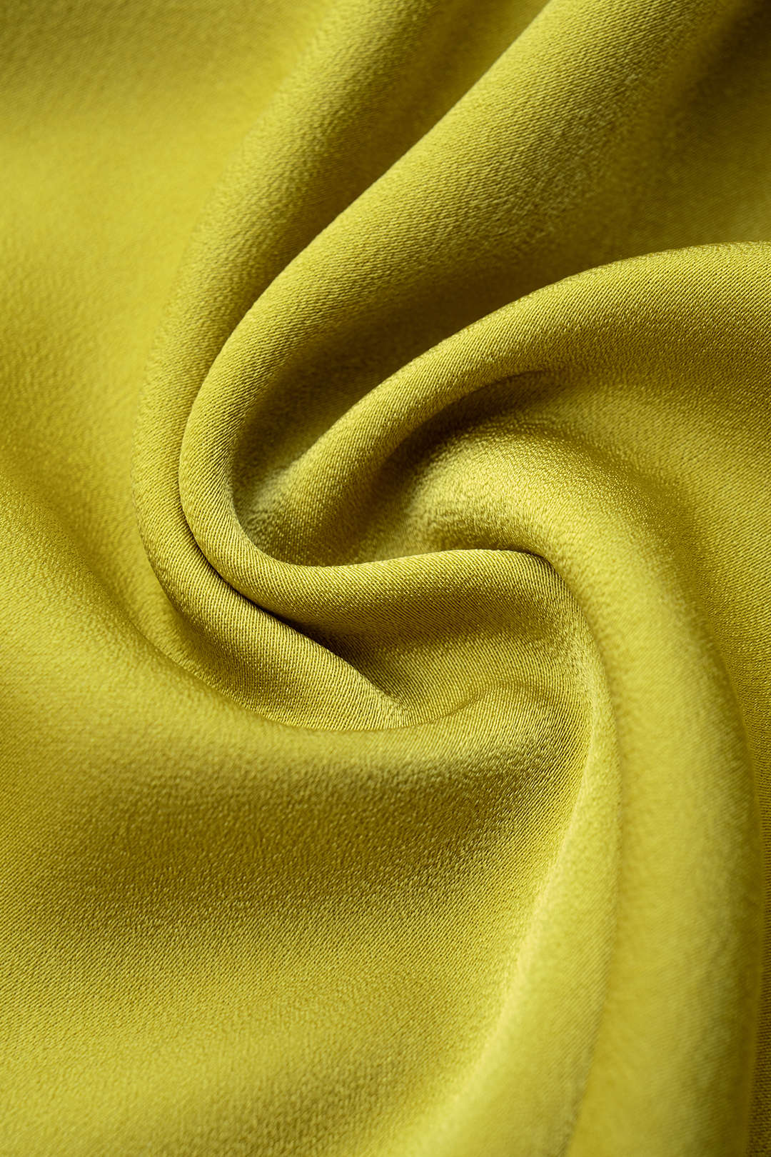 Metallic-Satin-Minikleid mit V-Ausschnitt und Raffungen ohne Ärmel