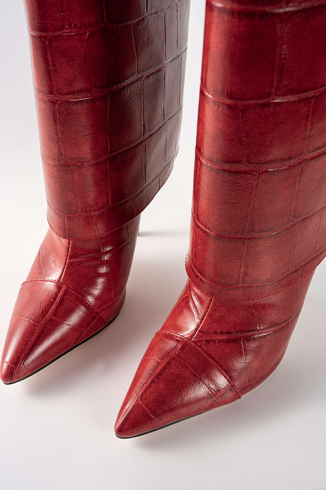 Wadenhohe Stiefel mit Krokoprägung