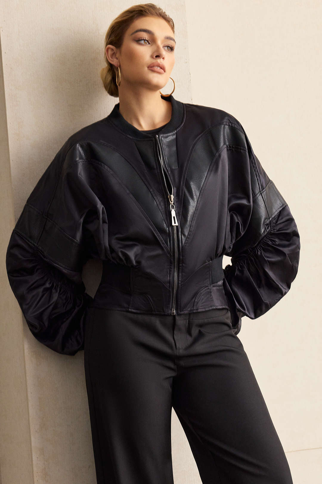 Veste zippée en satin avec empiècements en similicuir