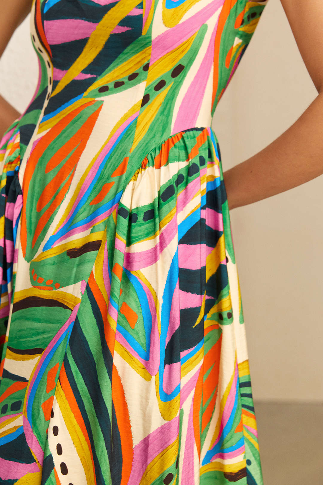 Ärmelloses Maxikleid mit abstraktem Print und Raffungen