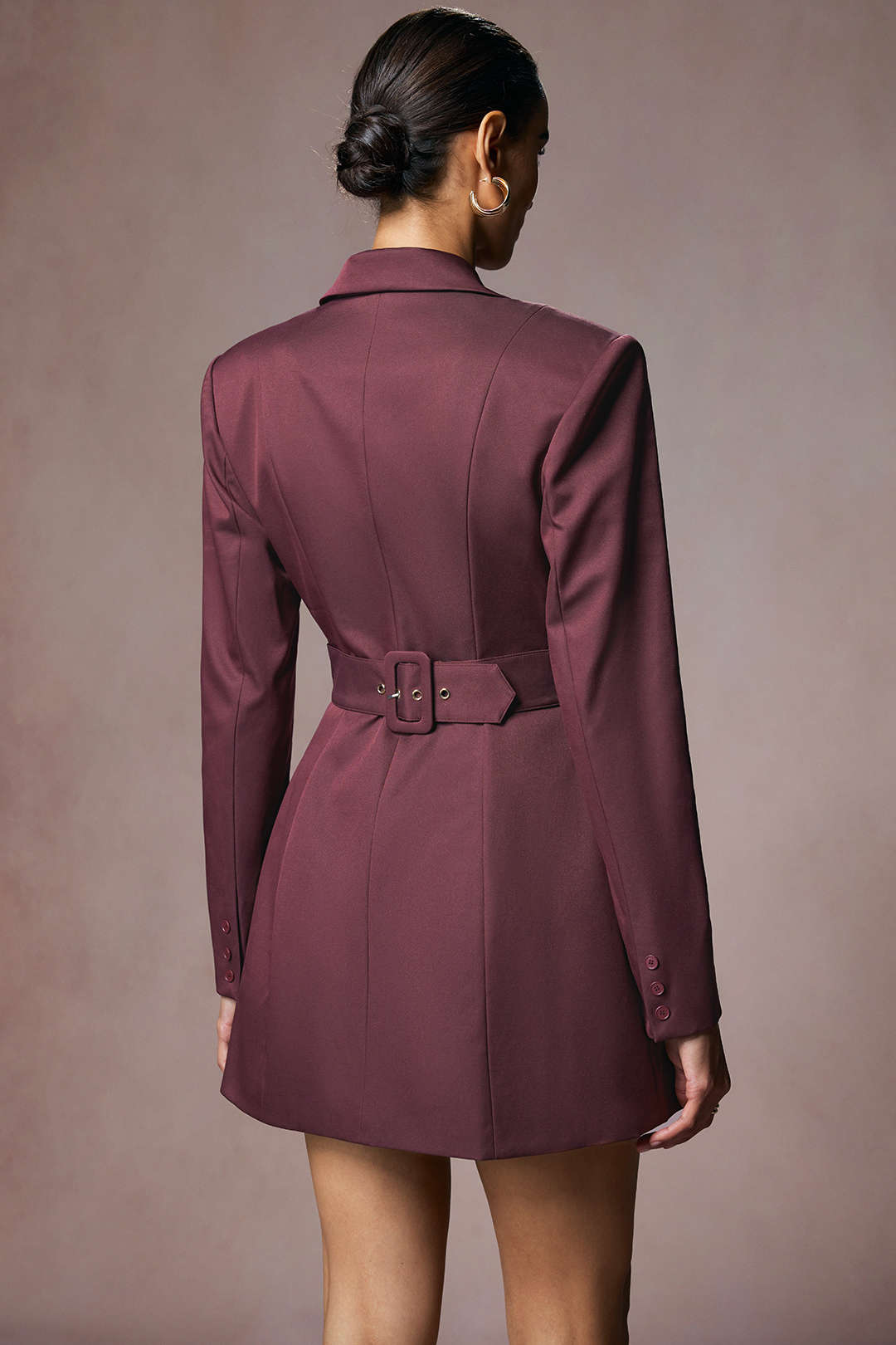 Mini-Kleid mit gekerbtem Revers, irregulärer Knopfleiste und langen Ärmeln