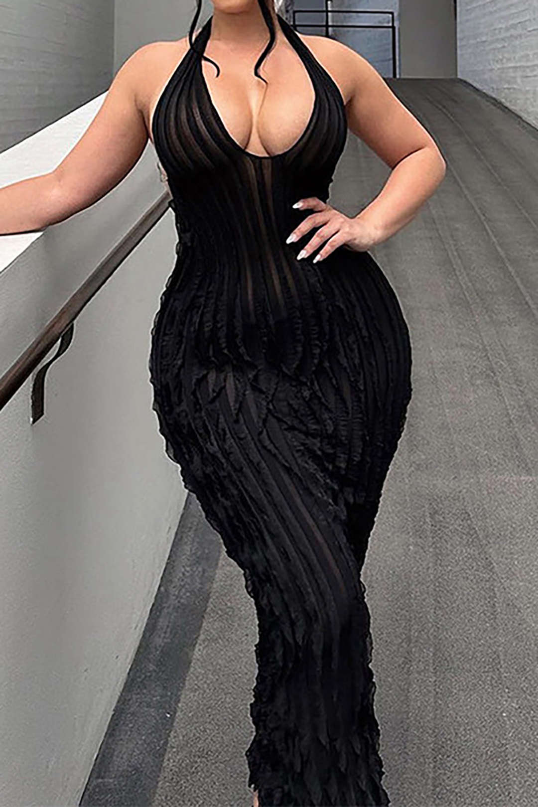 Robe longue dos nu à volants texturés transparents