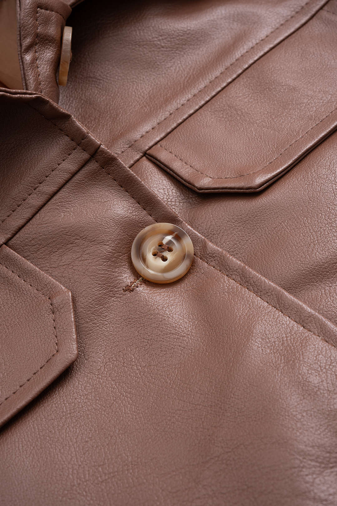 Veste boutonnée ceinturée en similicuir