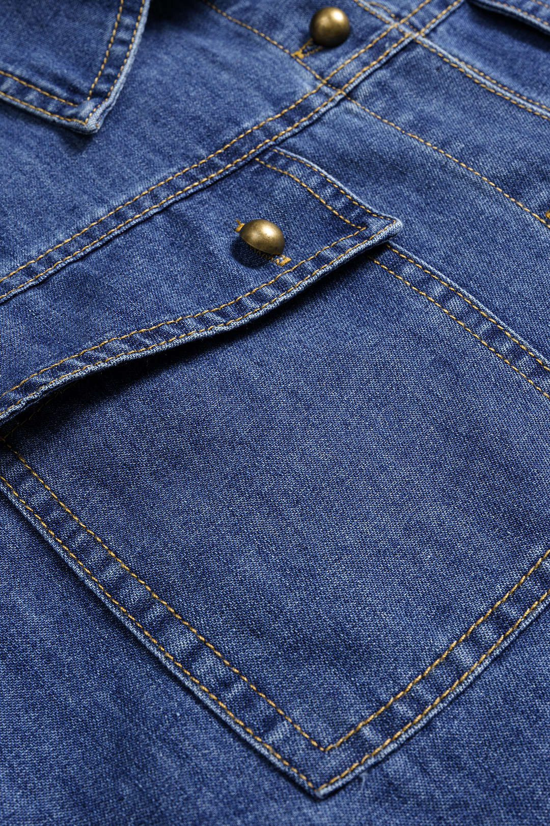 Jeanshemd mit Knöpfen, kontrastierenden Ziernähten und langen Ärmeln