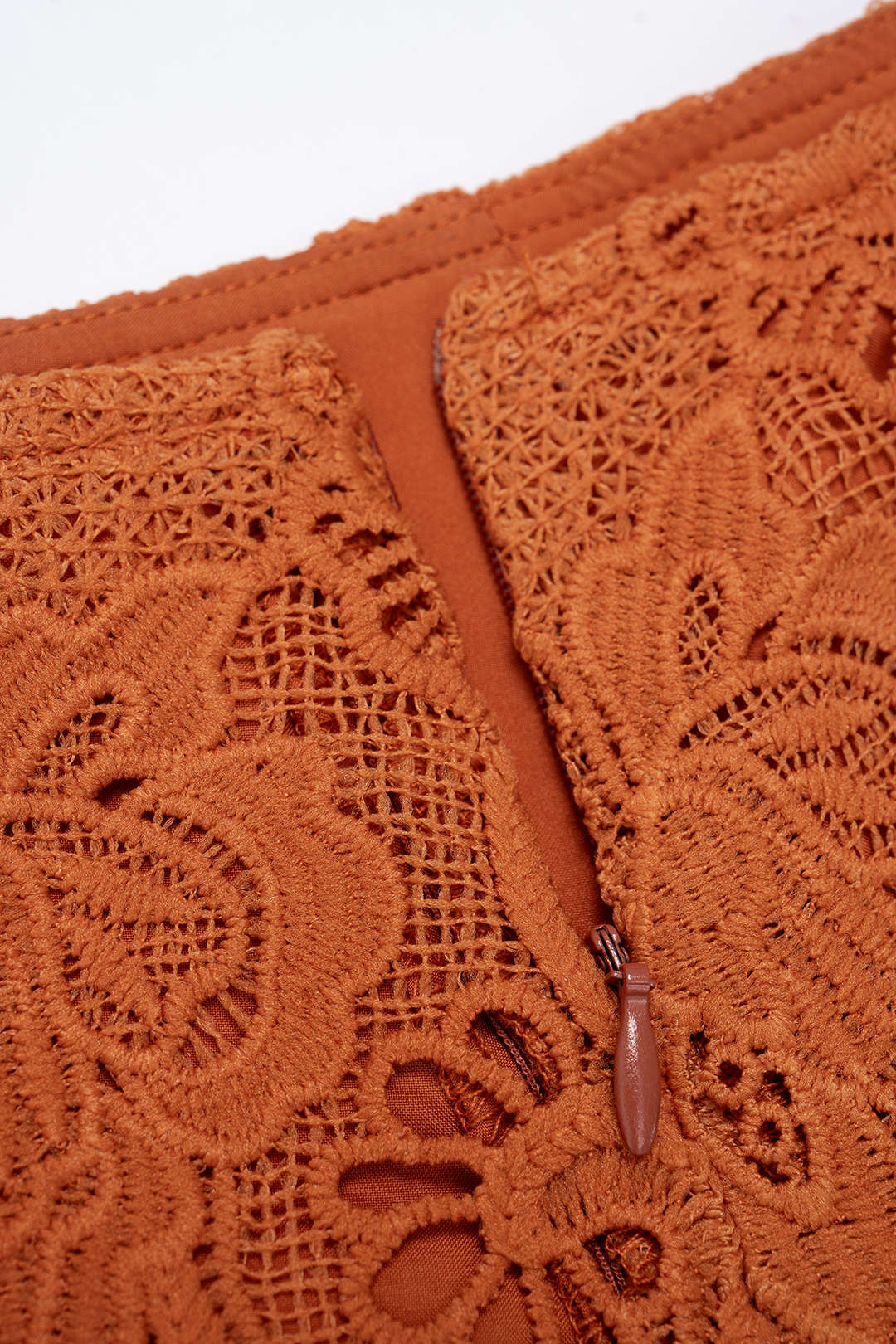 Shorts mit Muschelsaum, Cut-Out und Bindedetail