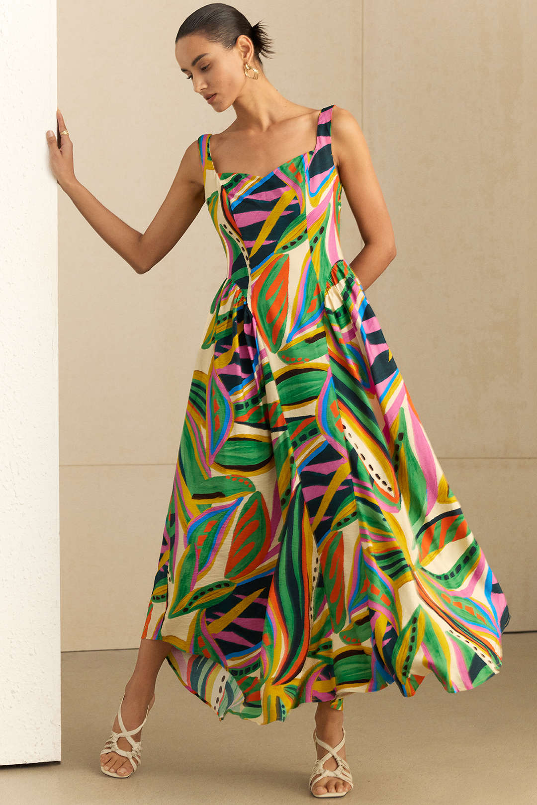 Ärmelloses Maxikleid mit abstraktem Print und Raffungen