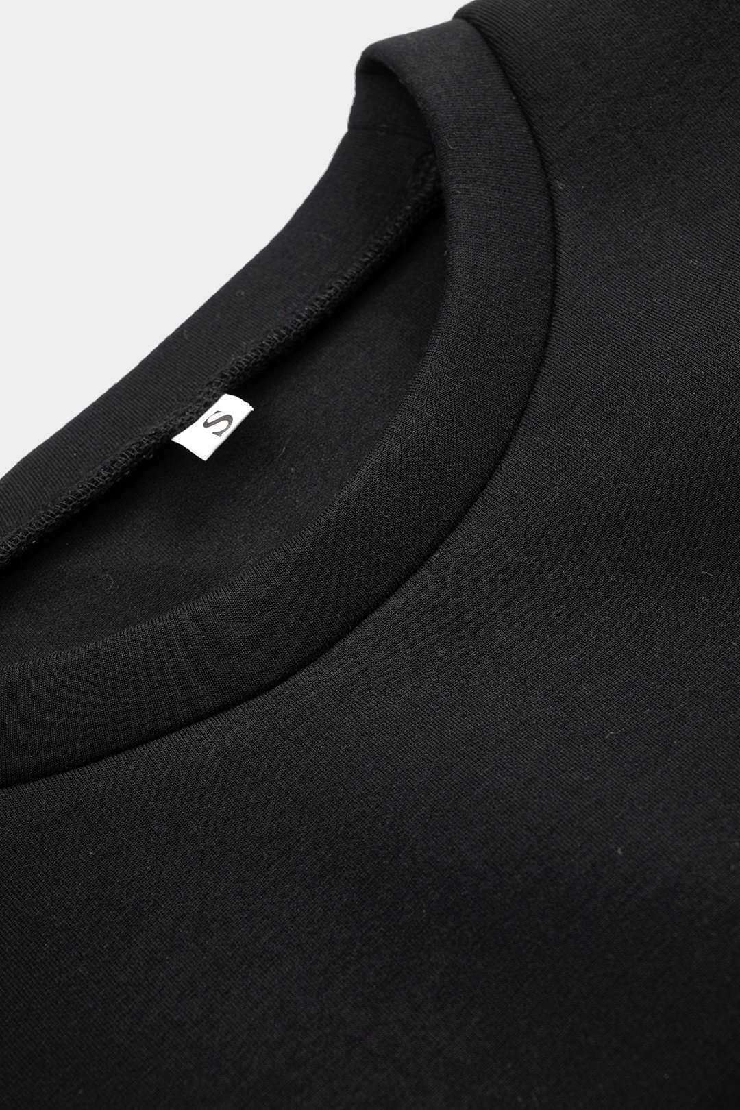 Metallic Rundhals-Top mit Aushöhlungen und Ringdetails, langärmlig
