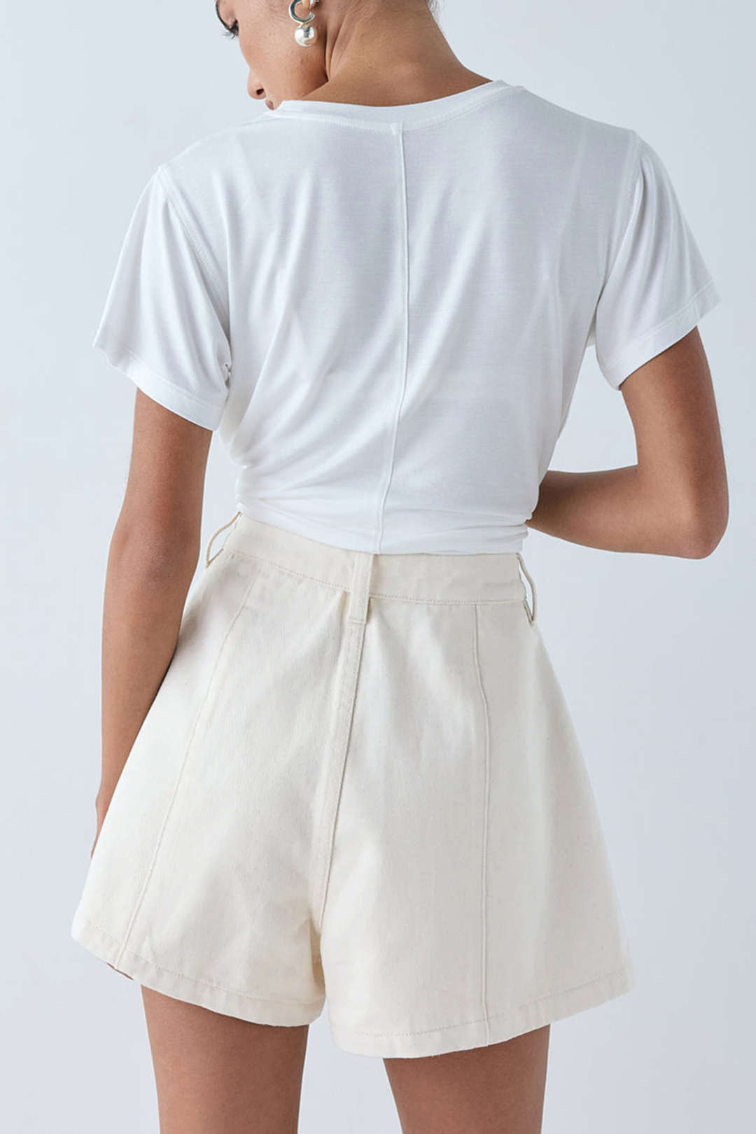Short ample taille haute à fines bretelles croisées