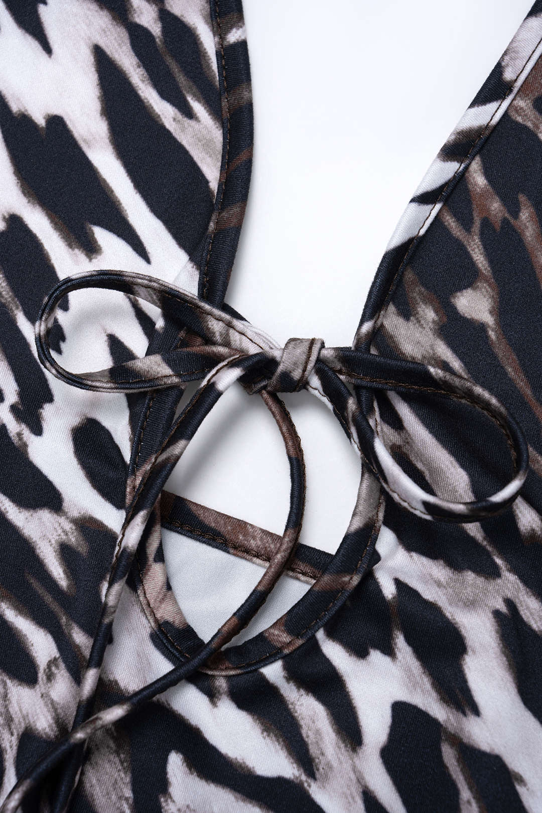 Robe longue sans manches dos nu à motif léopard avec licou et décolleté en V à nouer