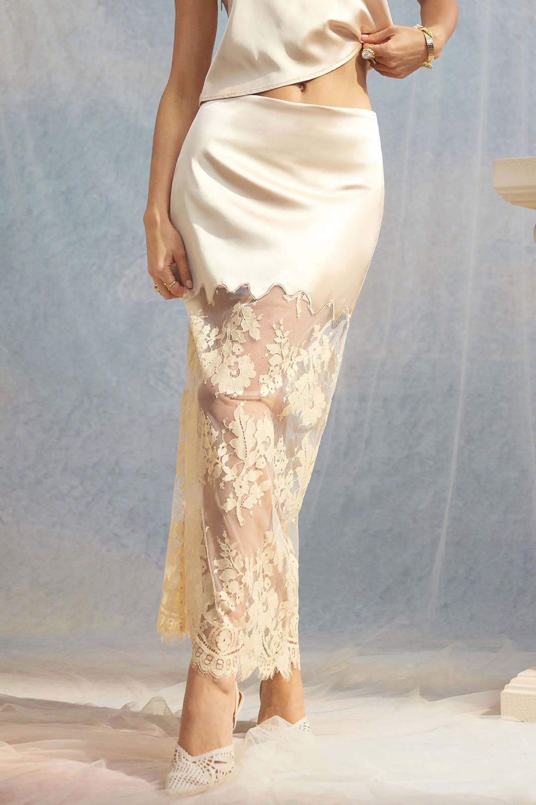Ensemble caraco et jupe en satin patchwork brodé avec dentelle