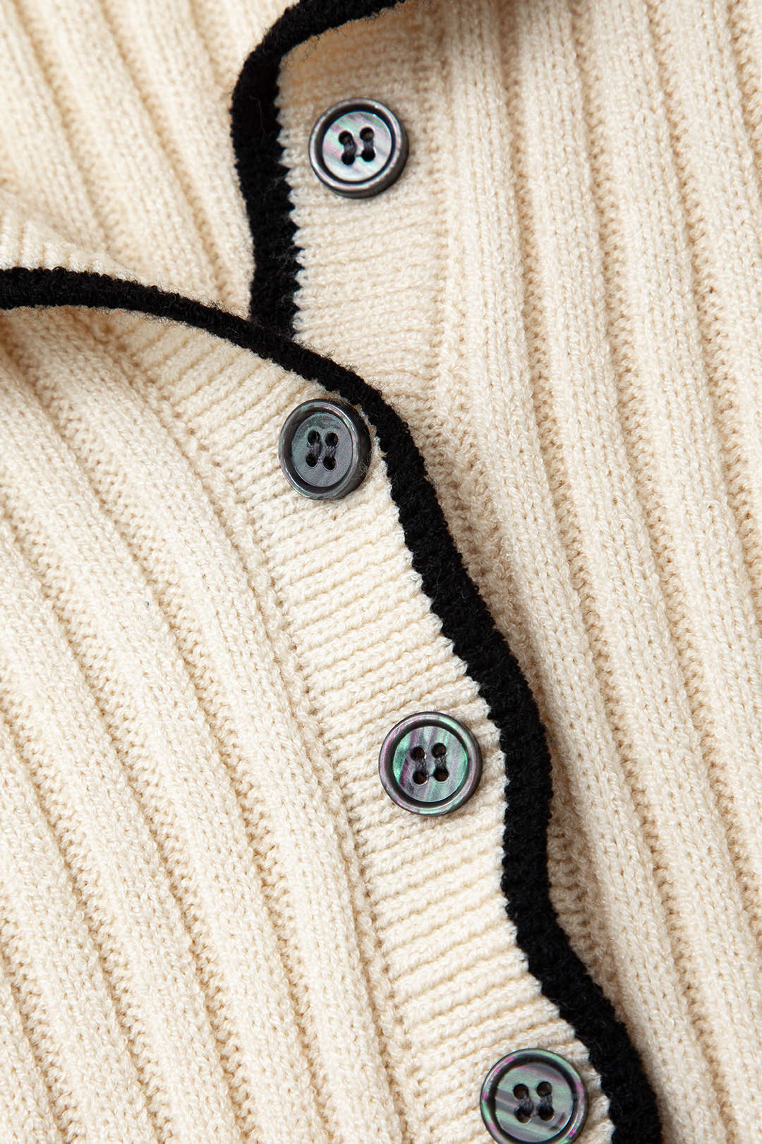Robe longue en maille à manches longues avec boutons au col