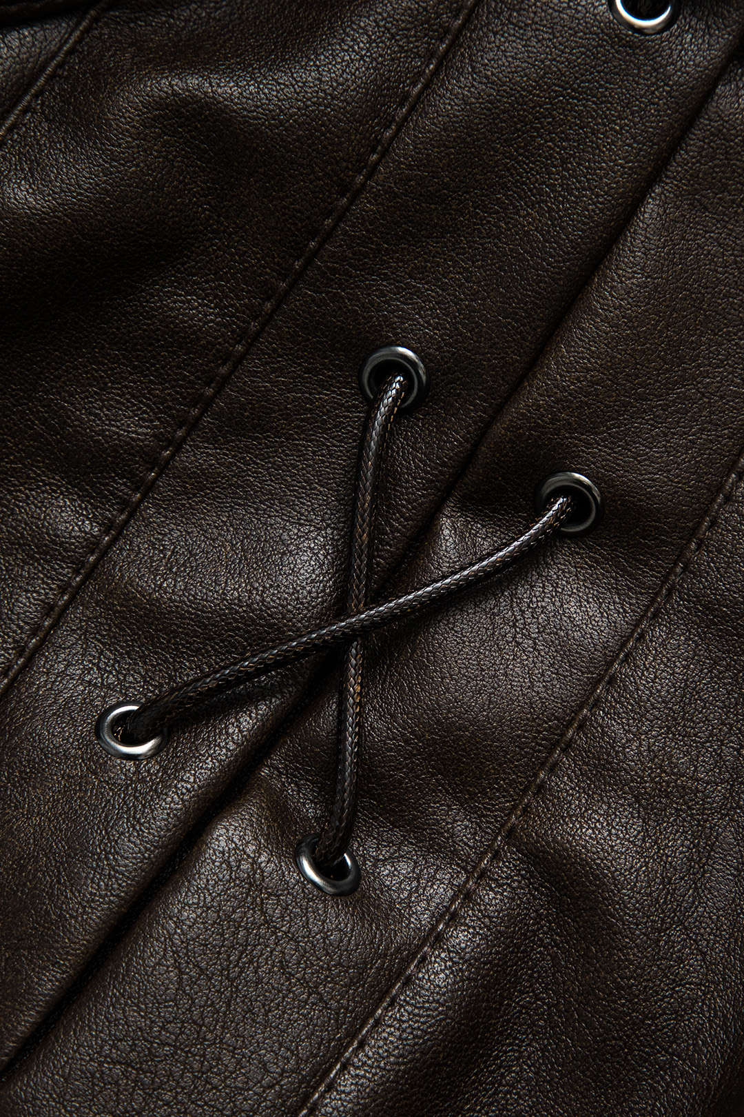 Veste en similicuir boutonnée croisée à nouer sur le devant