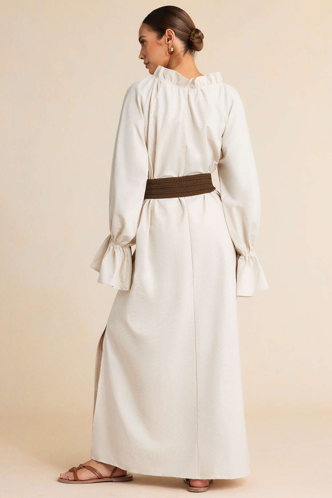 Leinenkleid mit Raffungen, langen Ärmeln und Schlitz zum Binden