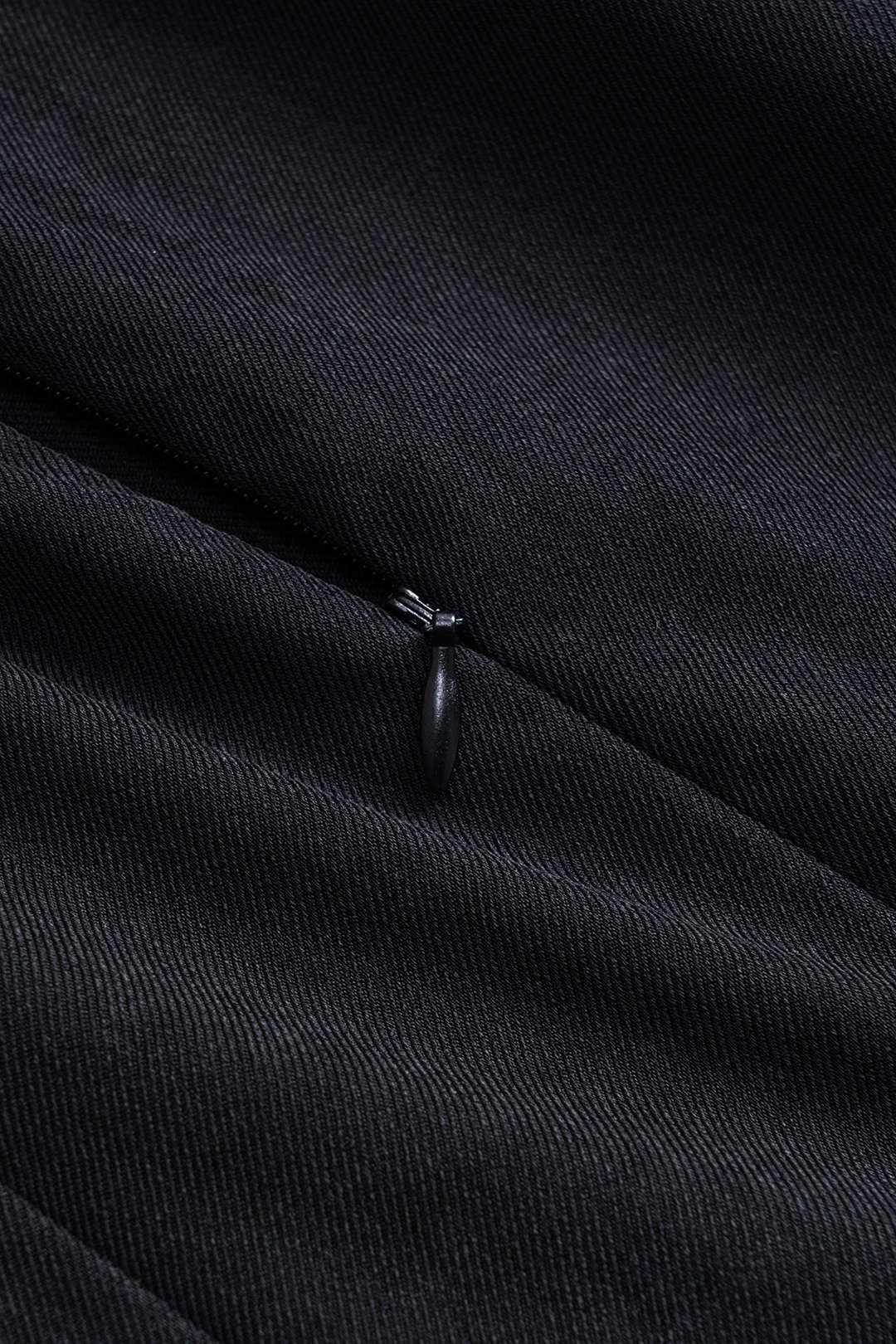 Robe longue sans manches à glissière et décorations métalliques