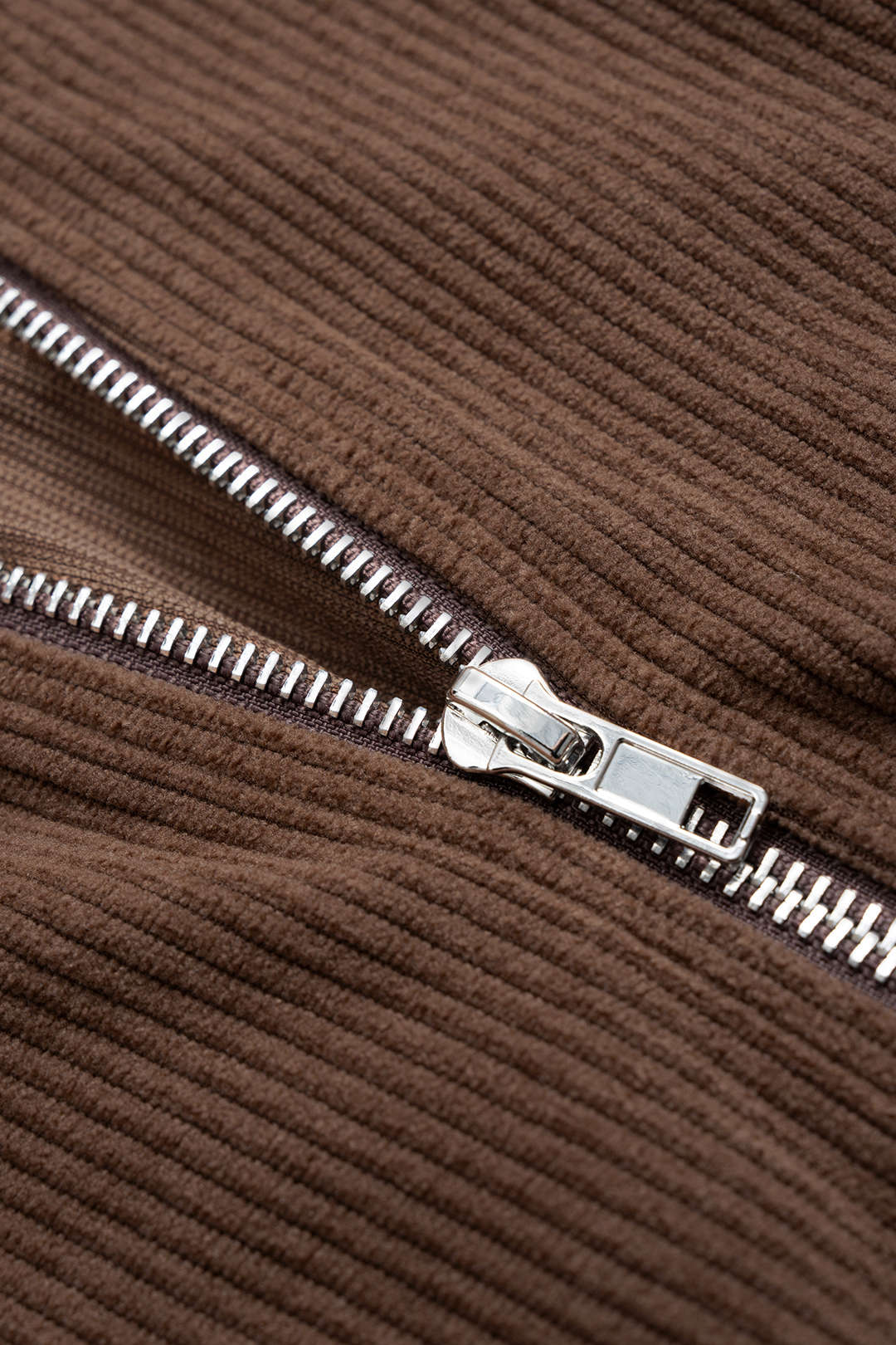 Set aus Kapuzenpullover mit Taillenkordel und Hose mit gerafftem Bund