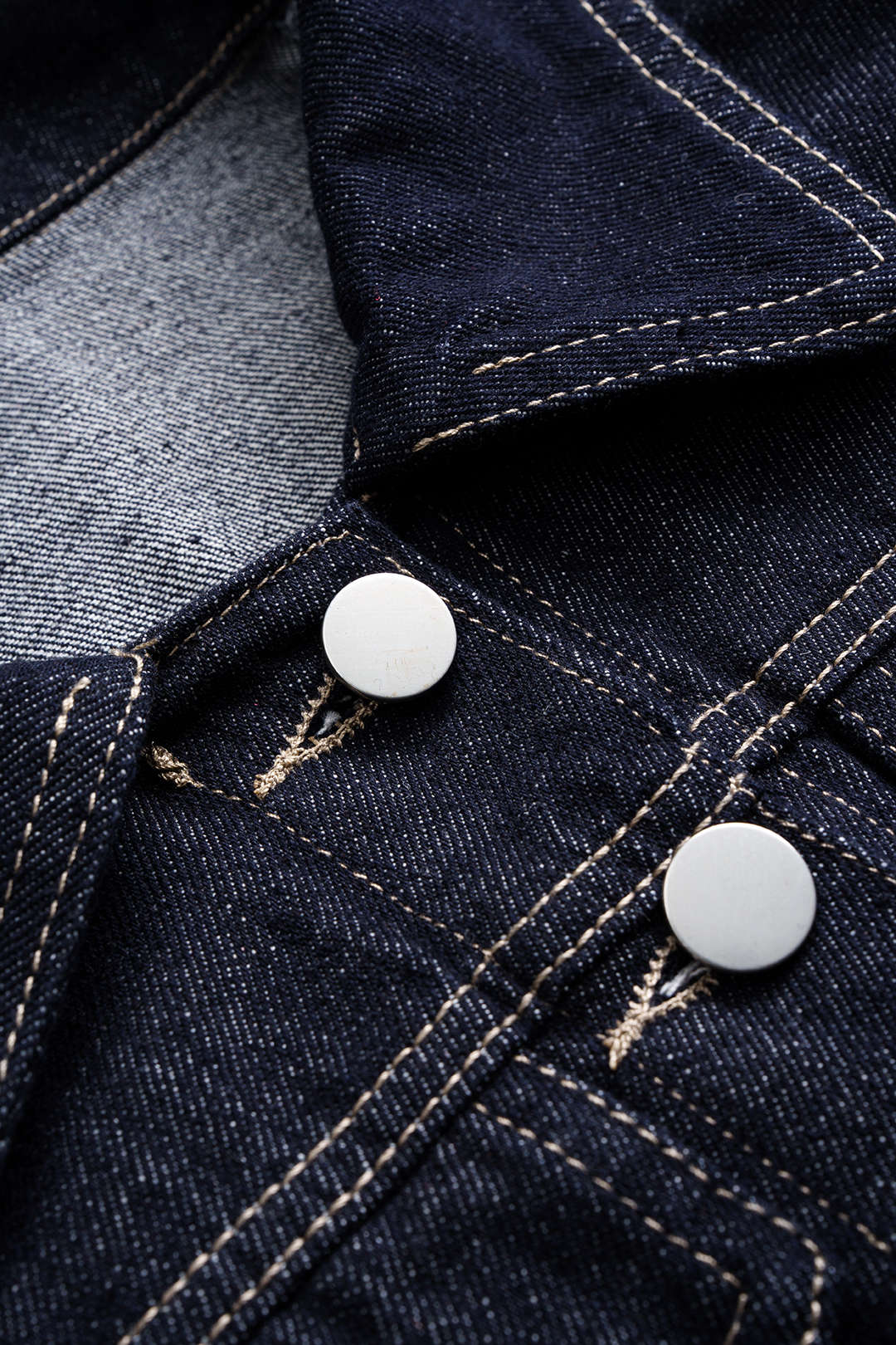 Jeans-Oberbekleidung mit geknöpften Taschen