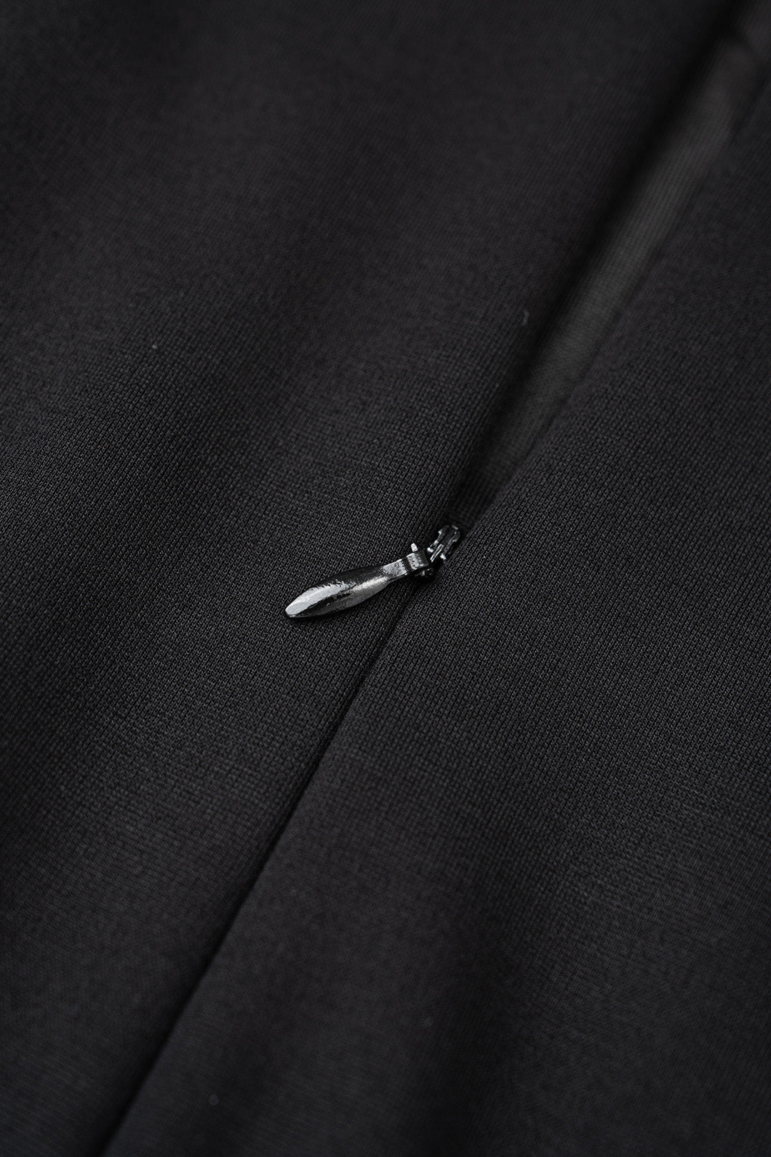 Einfarbiges, schulterfreies, gerafftes ärmelloses Minikleid