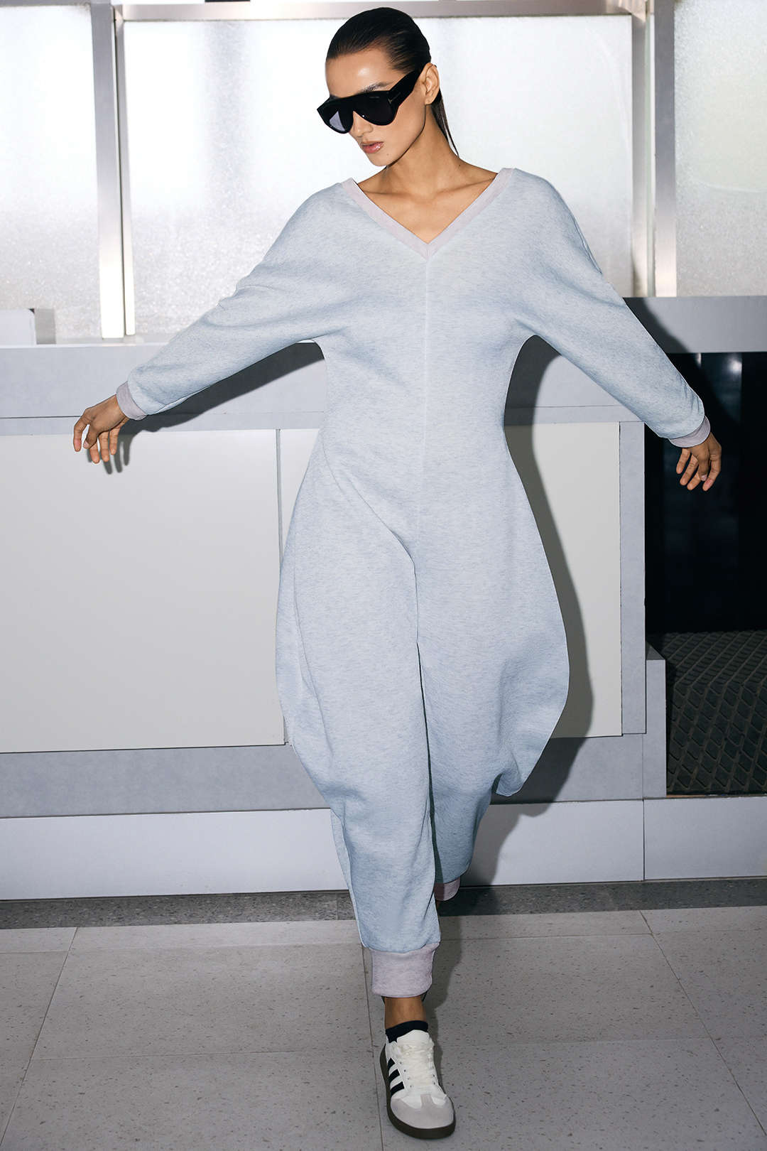 Jumpsuit mit V-Ausschnitt und langen Ärmeln