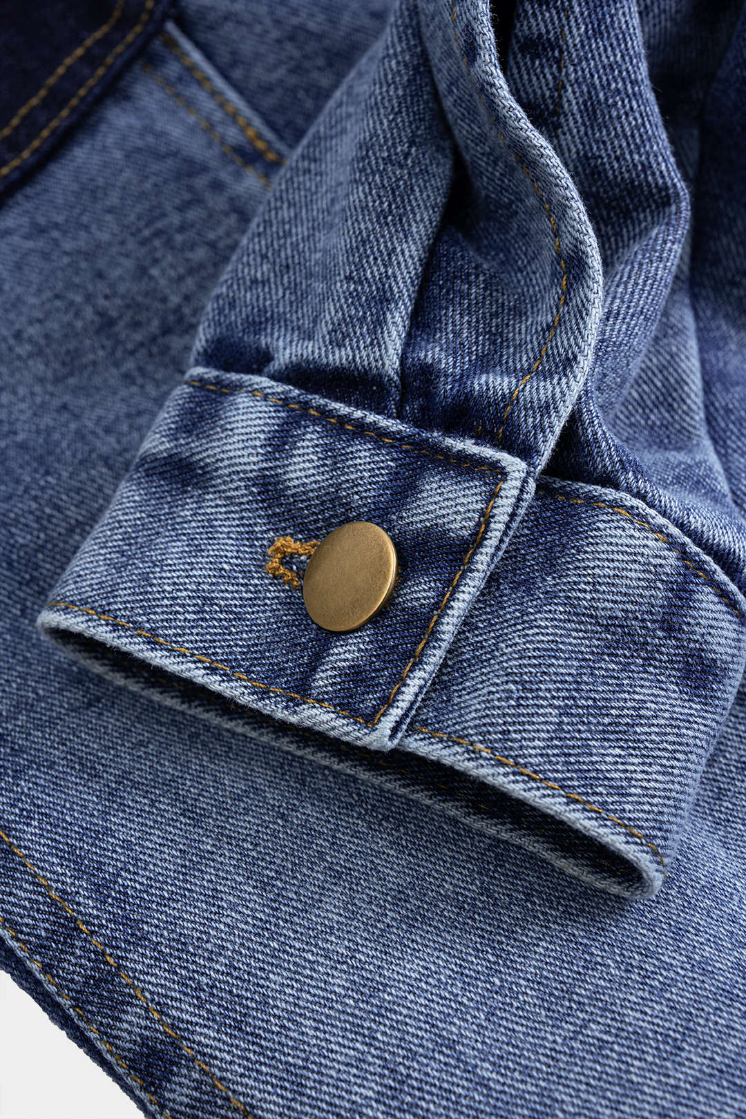 Jeansjacke mit Kontrastknöpfen und Fransen