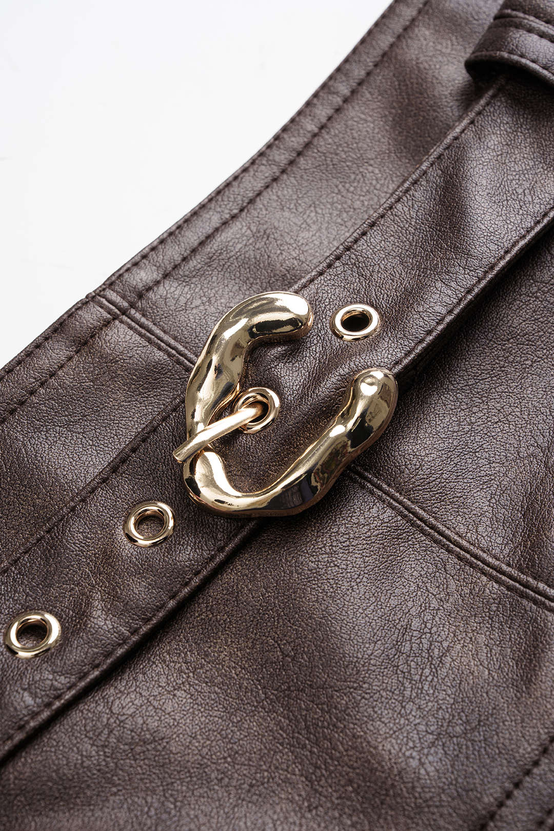 Rock aus Kunstleder mit Gürtel und Taschen