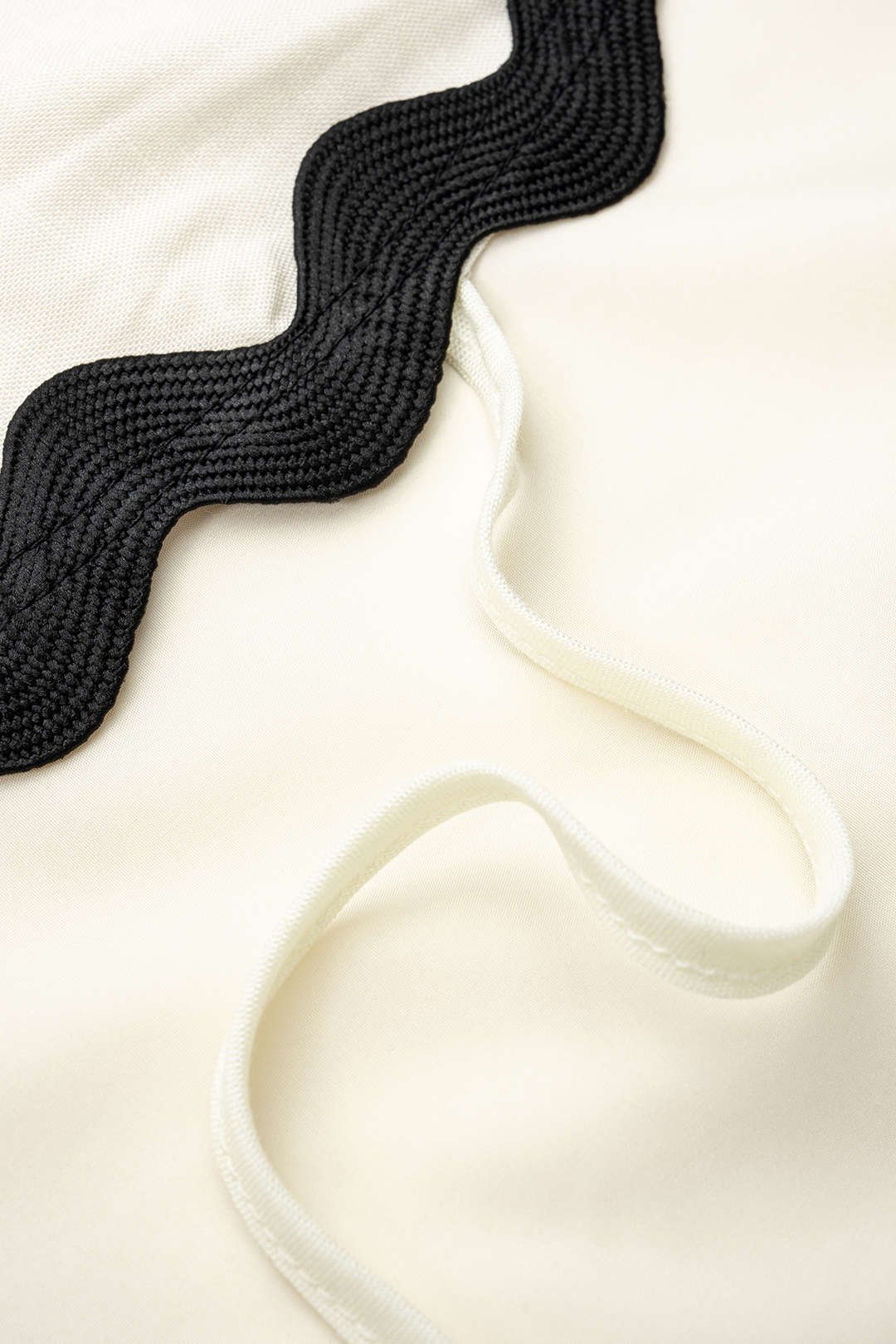 Set aus Oberteil mit Muschelsaum und V-Ausschnitt, Bindebändern vorne und kurzen Ärmeln und Hose mit weitem Bein