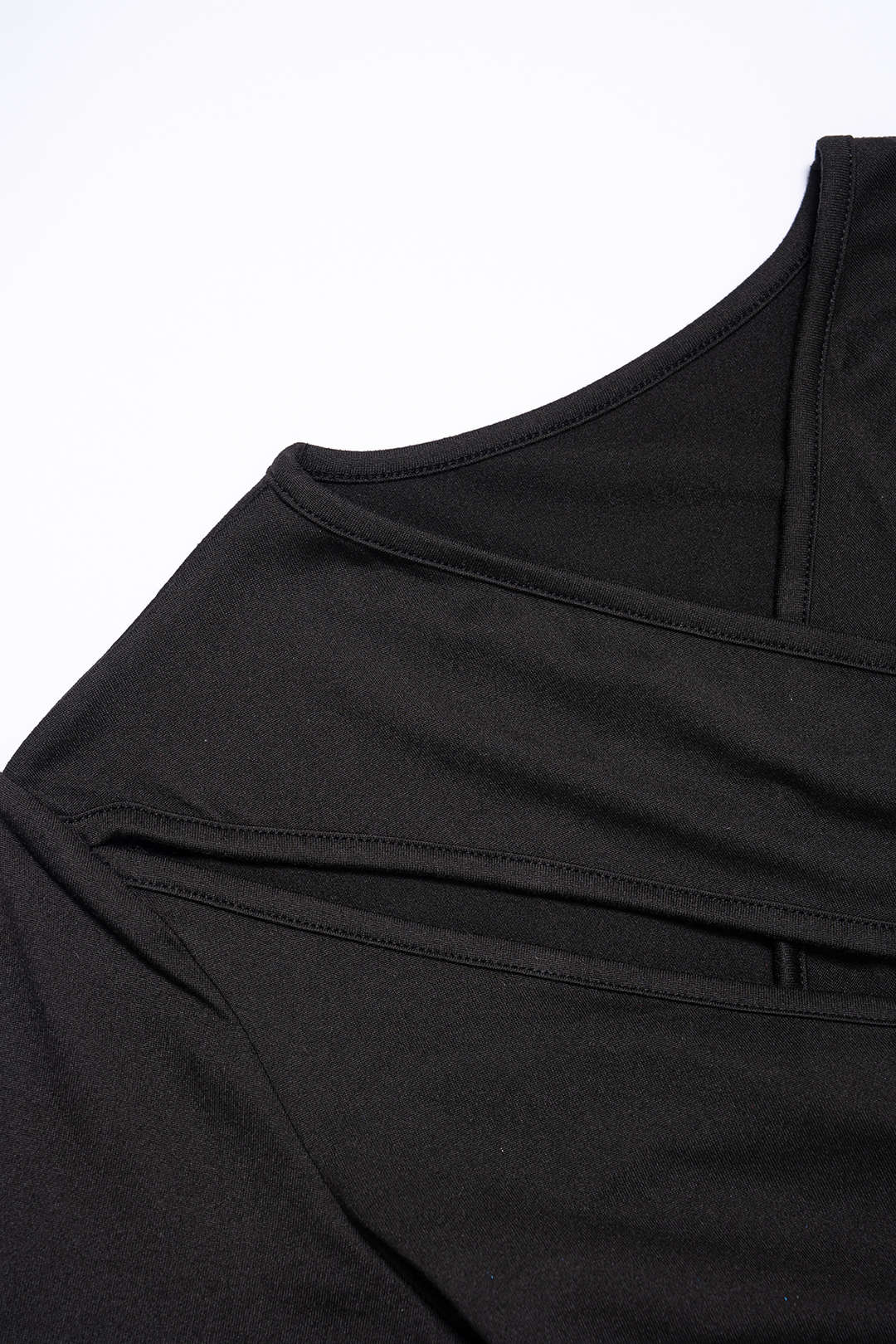 Gekreuztes, asymmetrisch ausgeschnittenes Kurzarm-T-Shirt